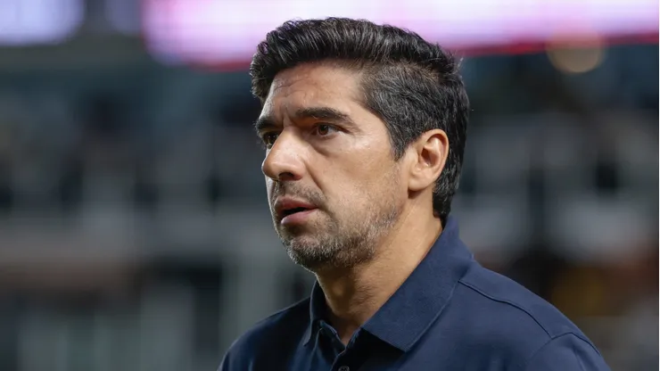 Abel Ferreira vem mantendo esquema com três zagueiros e três volantes no Palmeiras; com volta de Vitor Roque, o certo é manter ou mudar?