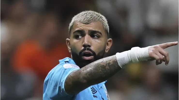 Gabigol em campo durante jogo do Peixe.