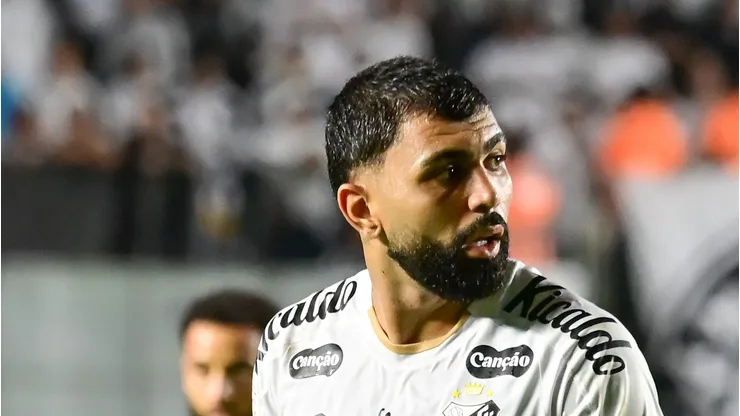 Gabigol em campo durante jogo contra o Palmeiras.