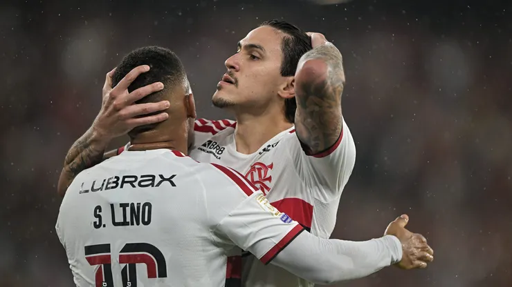 Pedro jogador do Flamengo comemora seu gol com Samuel Lino jogador da sua equipe durante partida contra o Vasco no estadio Engenhao pelo campeonato Brasileiro A 2026.