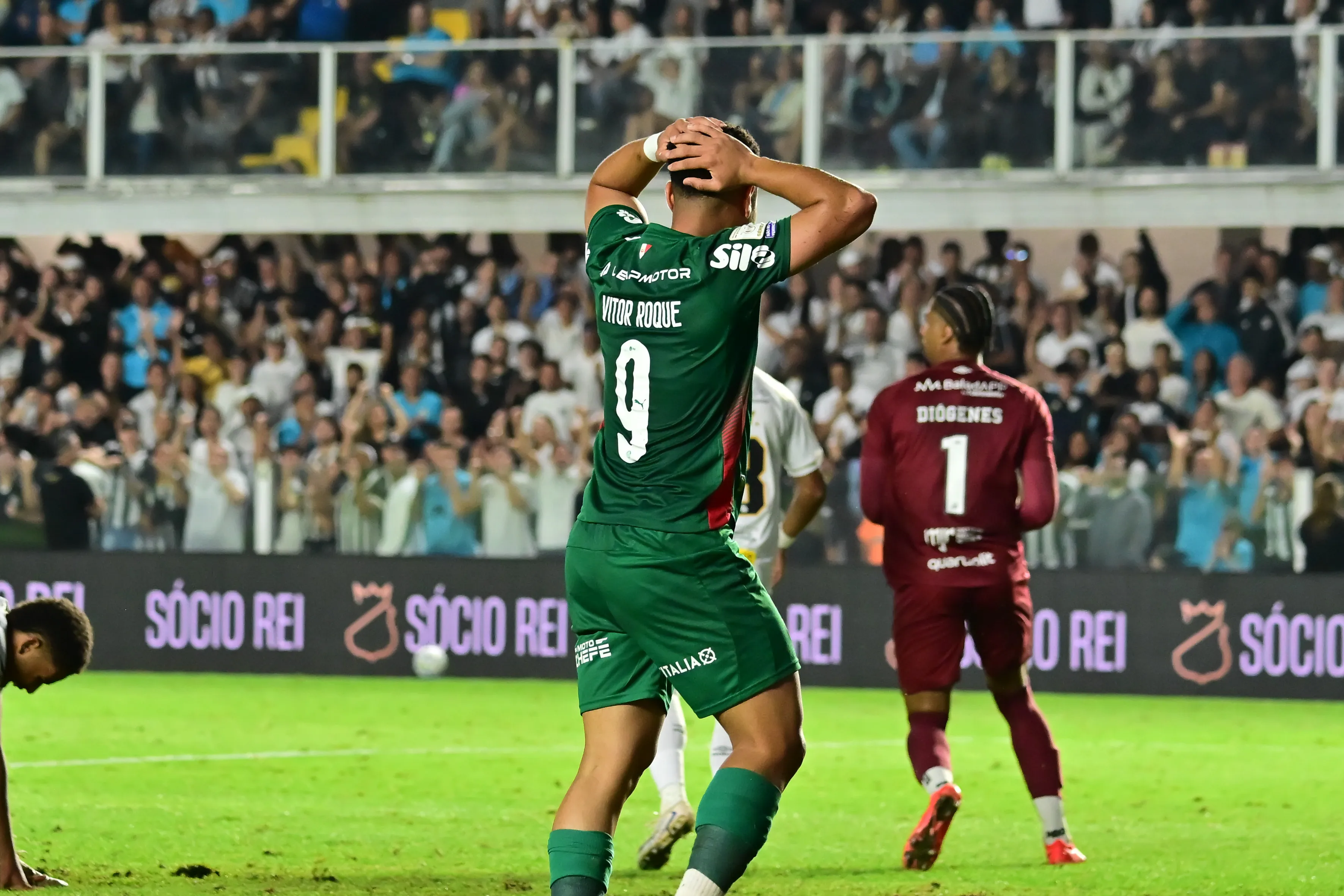 Palmeiras viu vantagem ao Flamengo subir no Brasileirão após empatar com o Santos, na Vila Belmiro – Foto: Jota Erre/AGIF