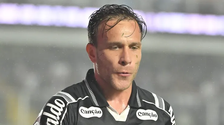 Arthur em campo durante jogo do Peixe.