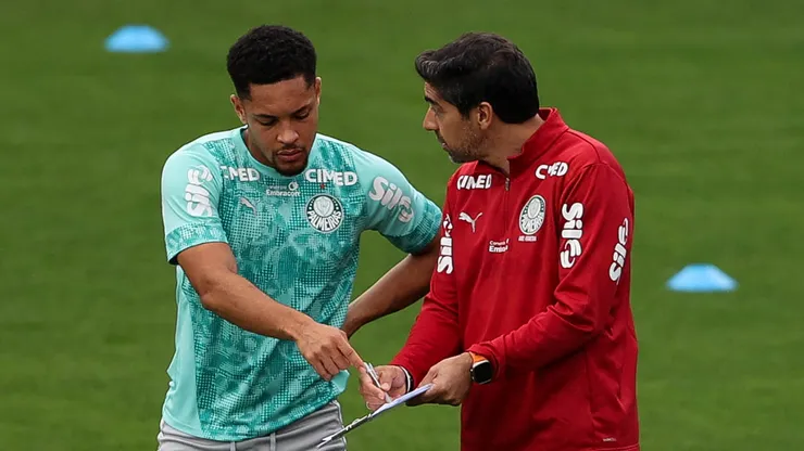 O técnico Abel Ferreira e o jogador Vitor Roque (E), da SE Palmeiras, durante treinamento, na Academia de Futebol. (Foto: Cesar Greco/Palmeiras/by Canon)
