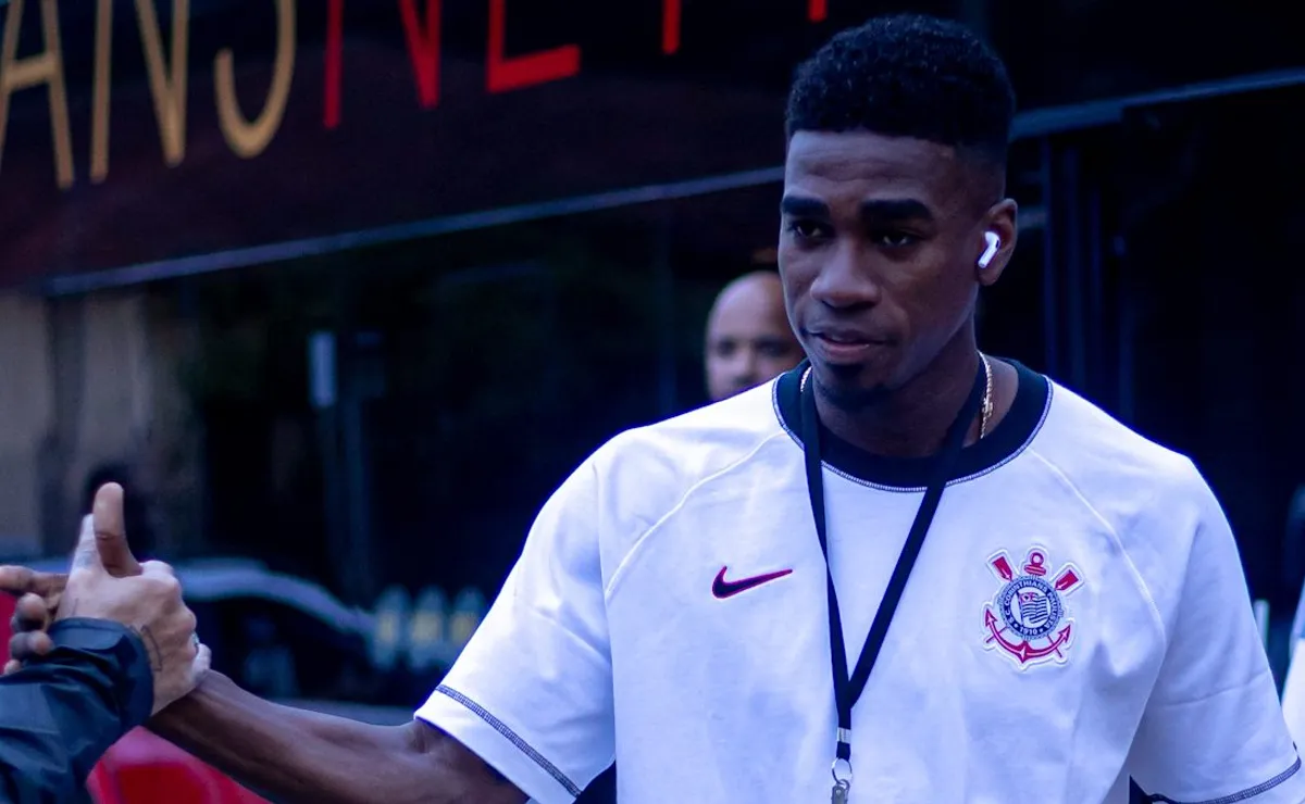 Félix Torres, vinculado ao Corinthians, é afastado no Internacional e negocia para jogar na LDU em 2027