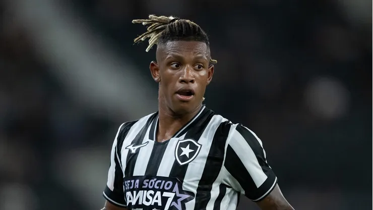 Danilo jogador do Botafogo durante partida contra o Chapecoense. Foto: Jorge Rodrigues/AGIF