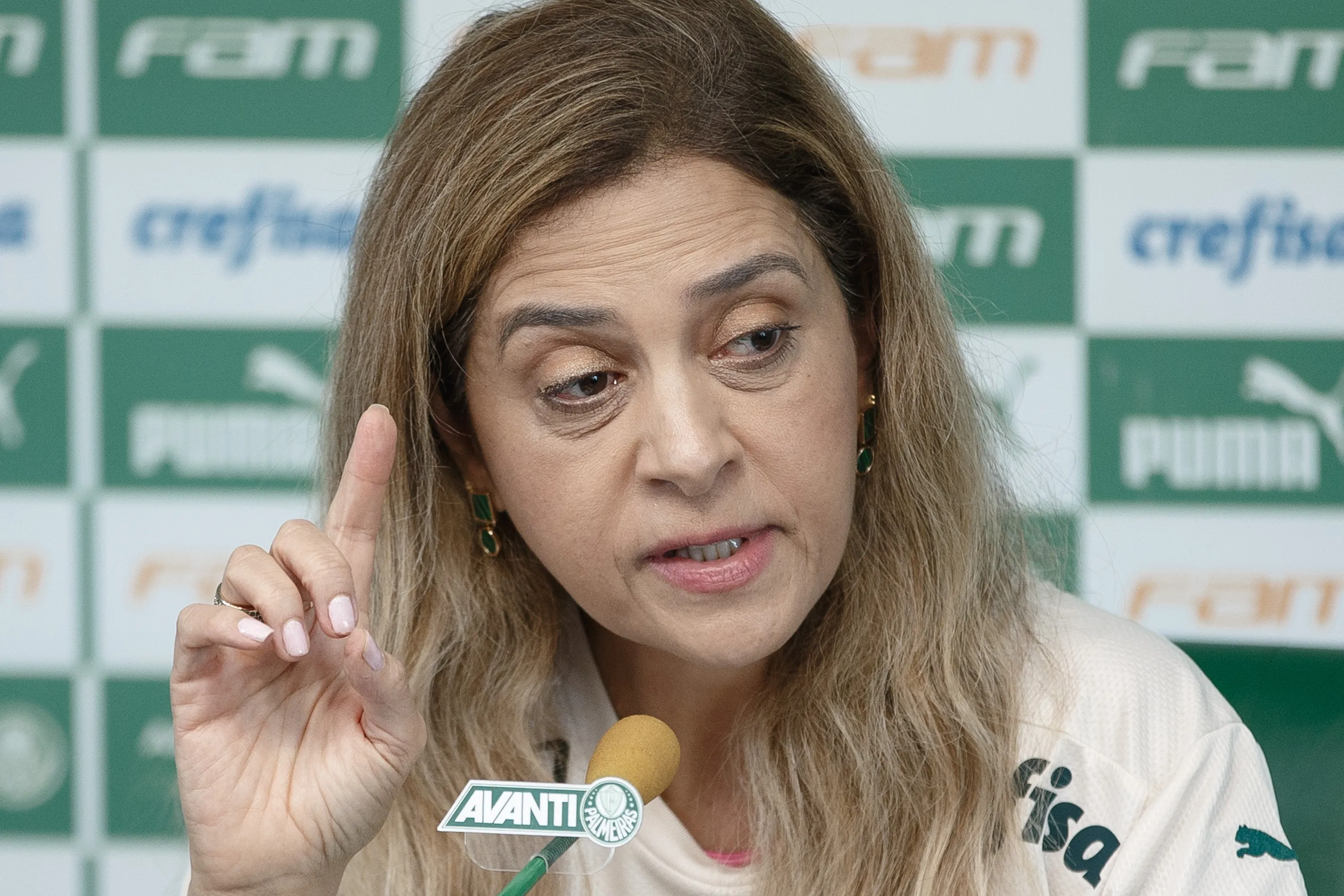 Durante reunião de Conselheiros, Leila foi ácida ao se referir aos questionamentos de Conselheiros sobre um possível conflito de interesses Foto: Ettore Chiereguini/AGIF