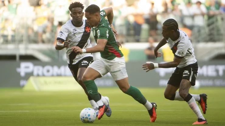 Vitor Roque jogador do Palmeiras disputa lance com Tchê Tchê jogador do Vasco. Foto: Anderson Romao/AGIF