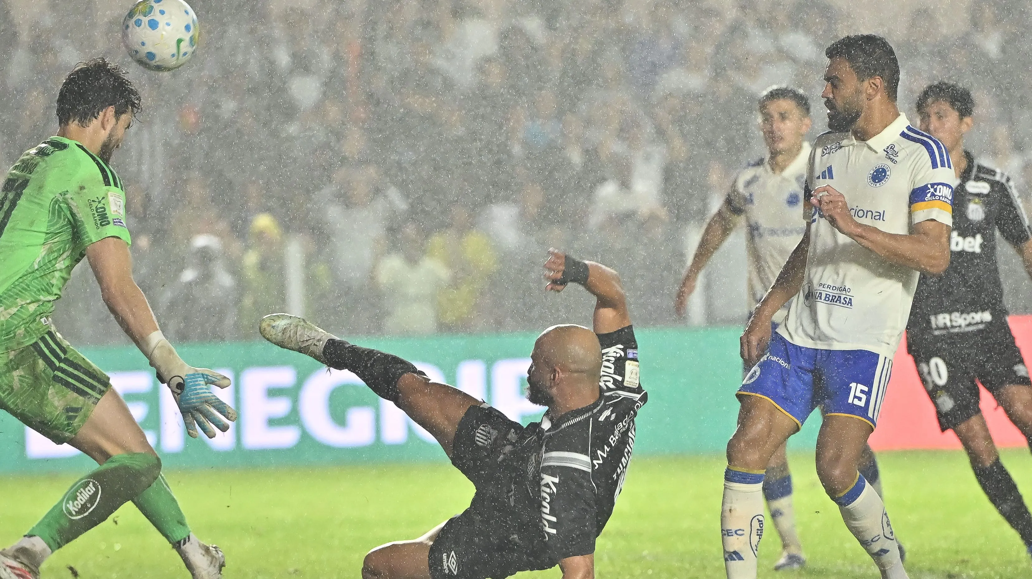 Foto: Jota Erre/AGIF – Thaciano tentando finalização em jogo contra o Cruzeiro.
