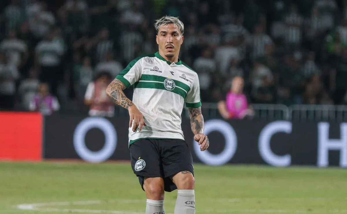 Josué, meia de 36 anos do Coritiba, é especulado no Fluminense