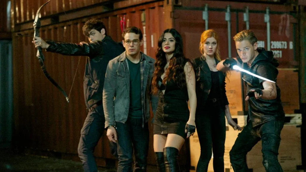 Emeraude Toubia, Katherine McNamara, Dominic Sherwood, Matthew Daddario and Alberto Rosende in Shadowhunters. 
