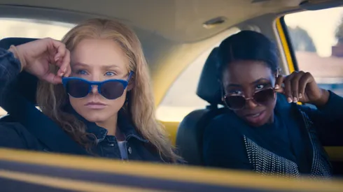 Kristen Bell and Kirby in "Queenpins"