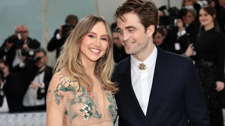 Suki Waterhouse and Robert Pattinson attend The 2023 Met Gala Celebrating "Karl Lagerfeld: A Line Of Beauty".