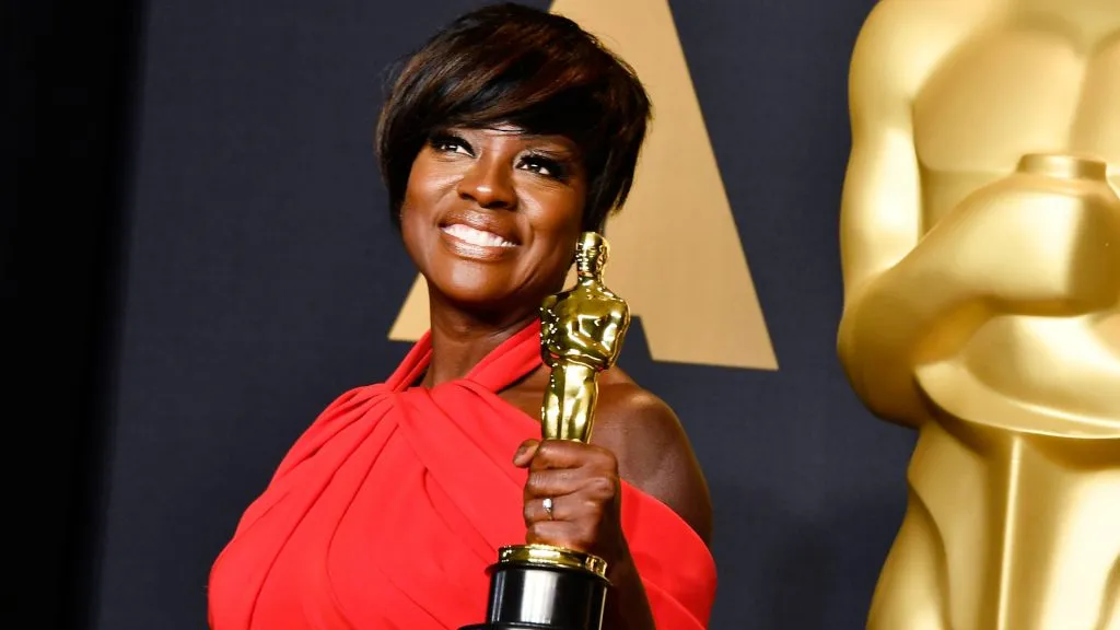 viola davis holding her oscar