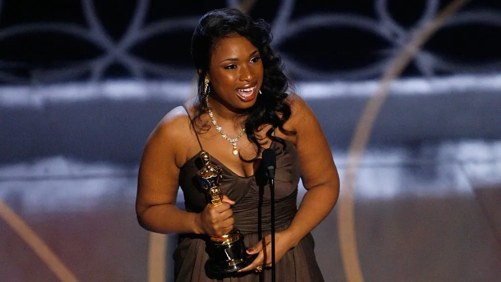 Jennifer Hudson holds Oscar