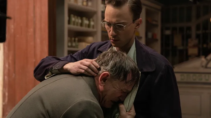 Daniel Craig and Drew Starkey in Queer.