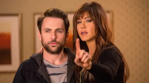 Jennifer Aniston and Charlie Day in Horrible Bosses 2.