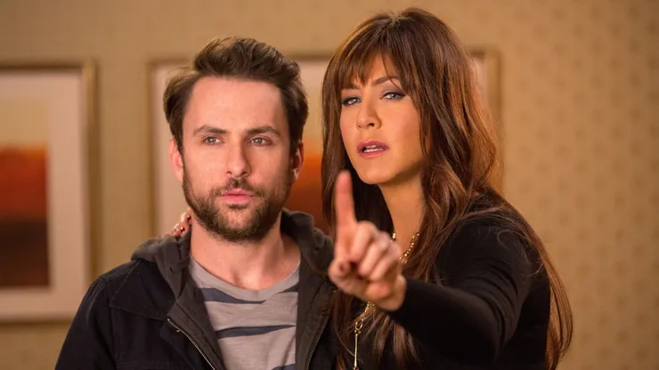 Jennifer Aniston and Charlie Day in Horrible Bosses 2.