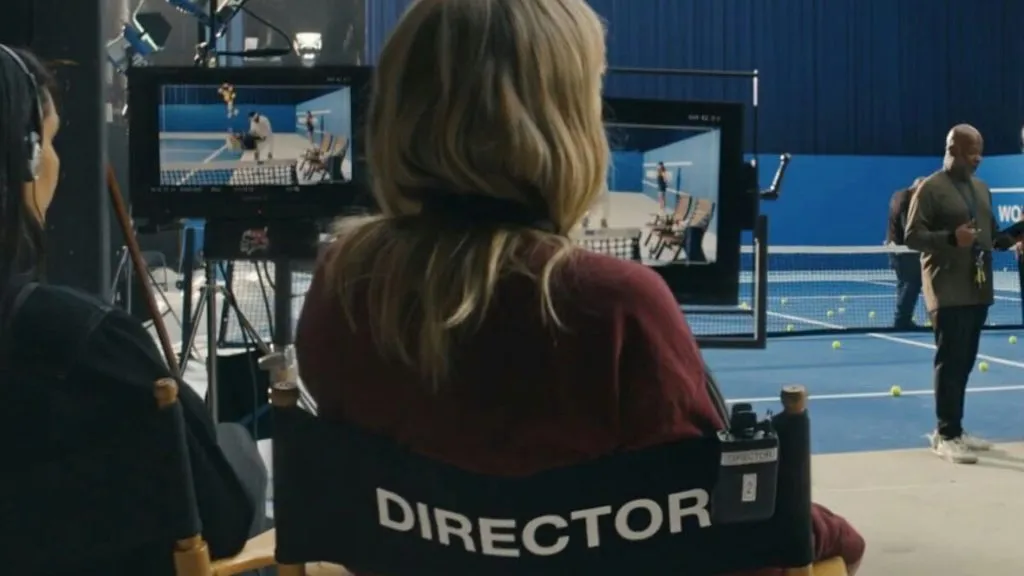 Taylor Swift in the set of The Man. (Source: @glossreputation)