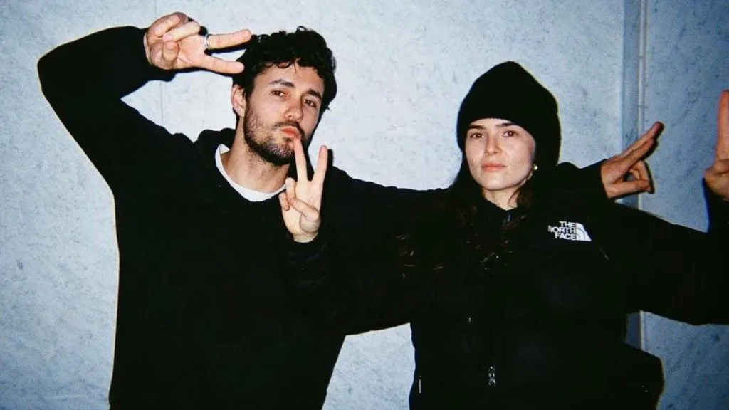 Jonah Hauer-King and Zoey Deutch on the set of The Threesome. (Source: @FilmUpdates)