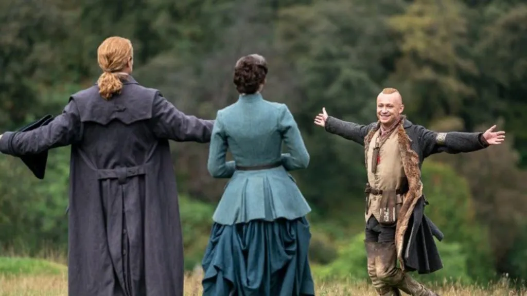 Caitríona Balfe and Sam Heughan in Outlander, Season 7. (Source: @FilmUpdates)