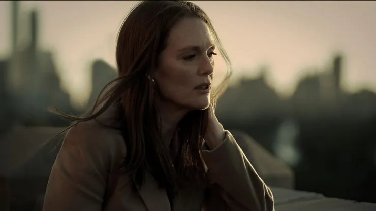 Julianne Moore in "Sharper"