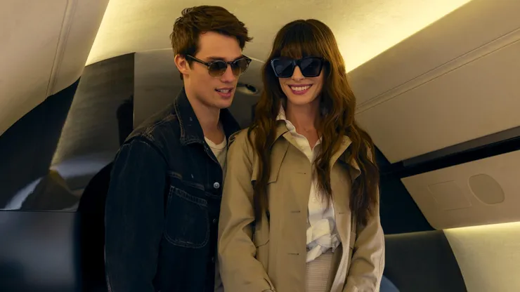 Nicholas Galitzine and Anne Hathaway in The Idea of You.