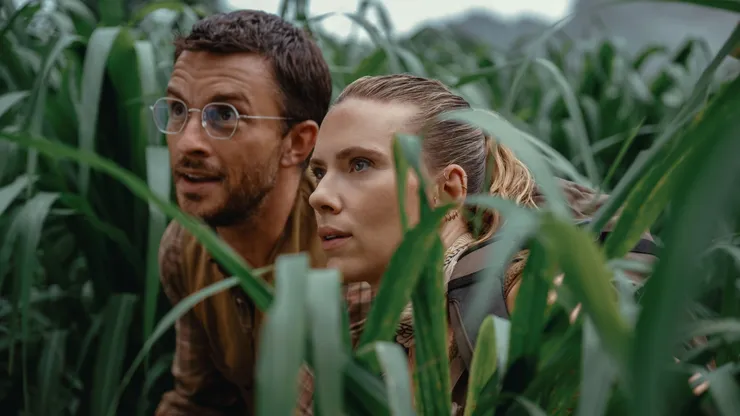 Jonathan Bailey and Scarlett Johansson in Jurassic World: Rebirth.