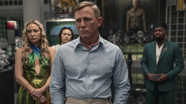 Kate Hudson, Daniel Craig, Leslie Odom Jr. and Jessica Henwick in Glass Onion.