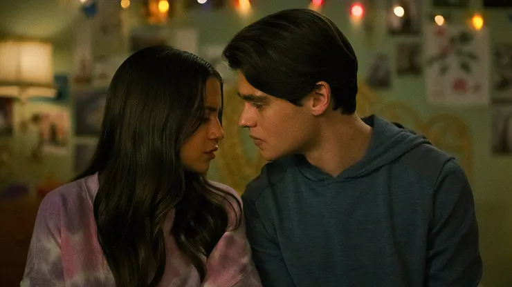 Isabela Merced and Felix Mallard in Turtles All the Way Down.