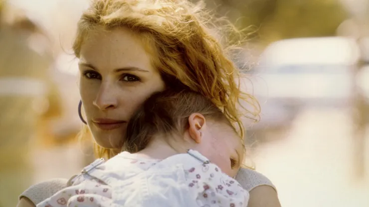 Julia Roberts, Ashley Pimental and Brittany Pimental in Erin Brockovich.
