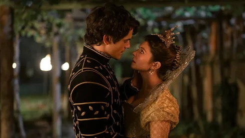 Edward Bluemel and Emily Bader in Mi Lady Jane.
