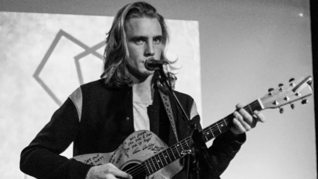 Henry Ashton playing in The Bedford. (Source: @ohhenryashton)