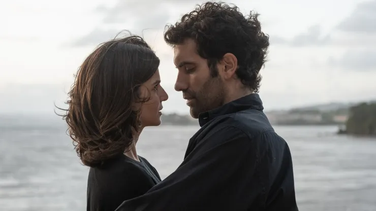 Tamar Novas and Clara Lago in "Gangs of Galicia".