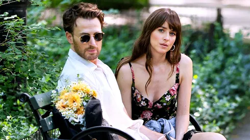 Chris Evans and Dakota Johnson in Materialists.