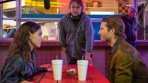 Richard Linklater, Glen Powell and Adria Arjona in the set of "Hit Man".
