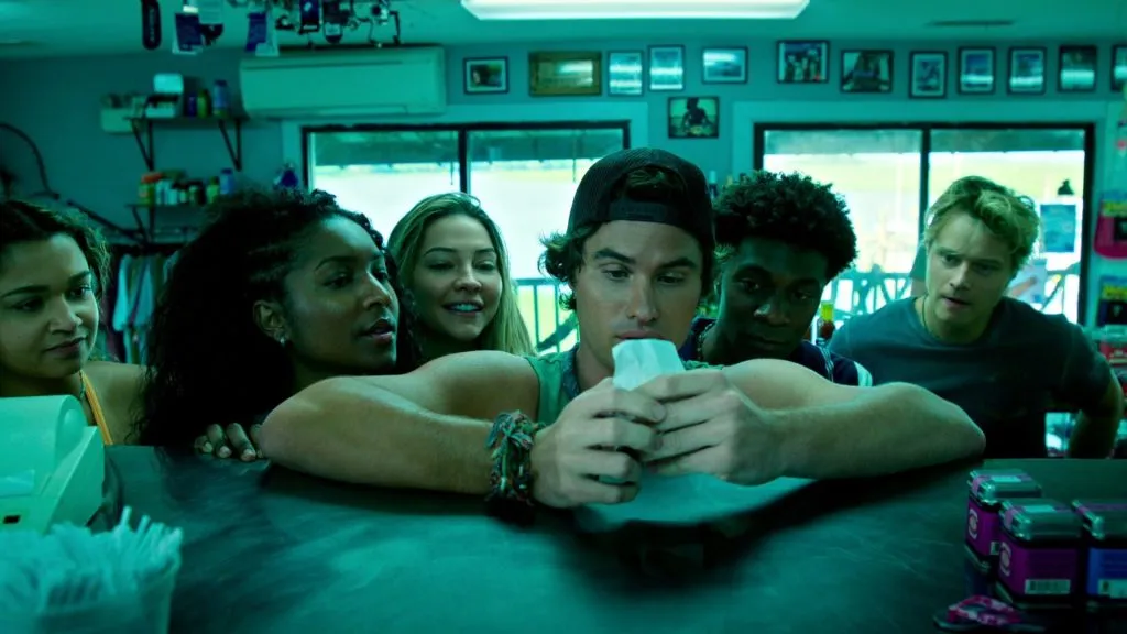 Madelyn Cline, Carlacia Grant, Madison Bailey, Chase Stokes and Rudy Pankow and J.D. in Outer Banks. (Source: Netflix)