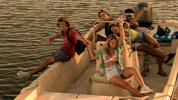 Madelyn Cline, Madison Bailey, Chase Stokes and Rudy Pankow and J.D. in Outer Banks.