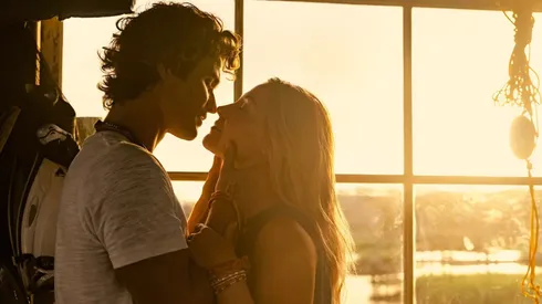 Madelyn Cline and Chase Stokes in Outer Banks.