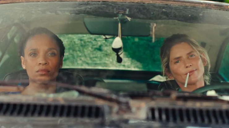 Alice Taglioni and Stéfi Celma in Nice Girls.