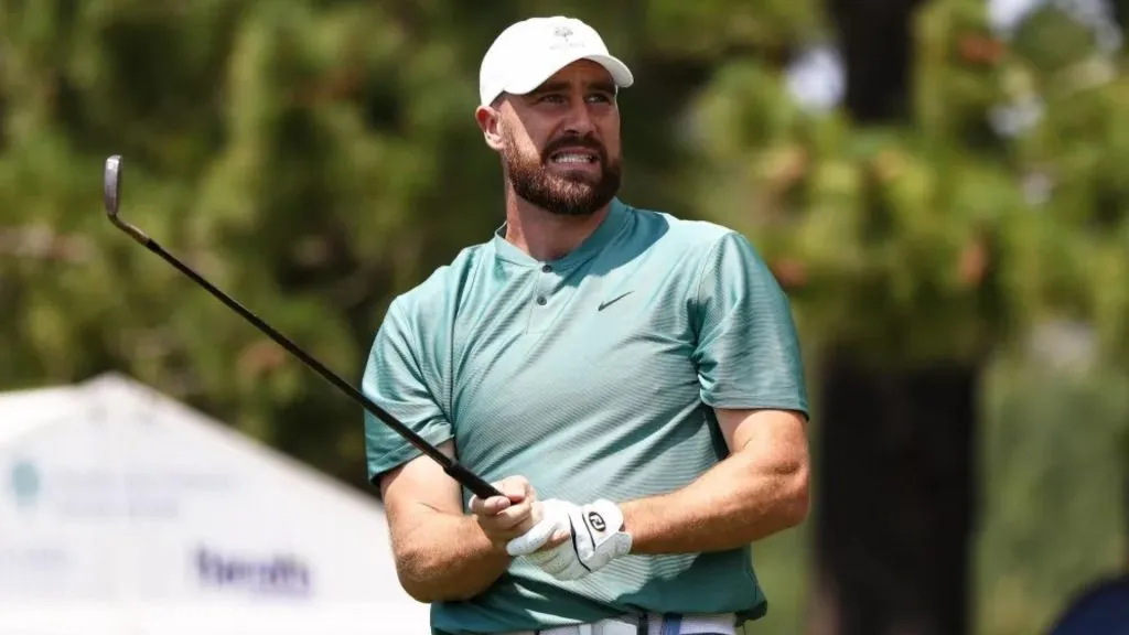 Travis Kelce playing golf in 2024. (Source: @The_Streamr)