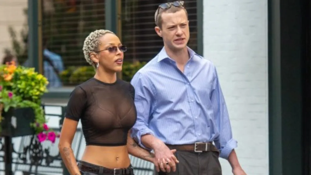 Doja Cat and Joseph Quinn out and about in London. (Source: @DojaHQs)