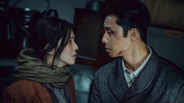 Han So-hee and Park Seo-joon in Gyeongseong Creature, Season 2.