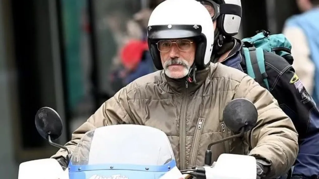 The first glimpse of Daniel Day-Lewis filming ‘Anemone’. (Source: @CinemaTweets1)