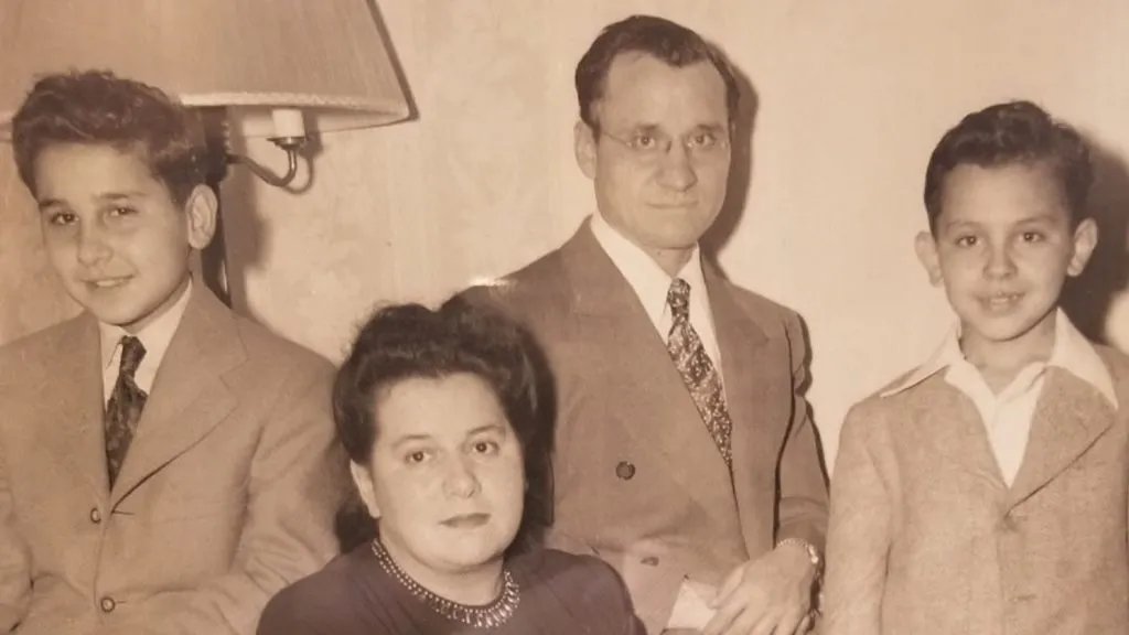 Instagram (Source: therealfrankcaprio)