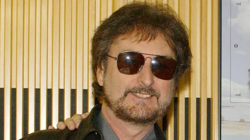 Rick Davis, of the british musical group Supertramp, holds the M80 radio station programs t-shirt during the promotion of the album "Slow Motion".