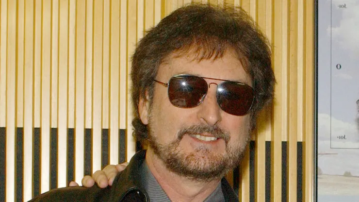 Rick Davis, of the british musical group Supertramp, holds the M80 radio station programs t-shirt during the promotion of the album "Slow Motion".