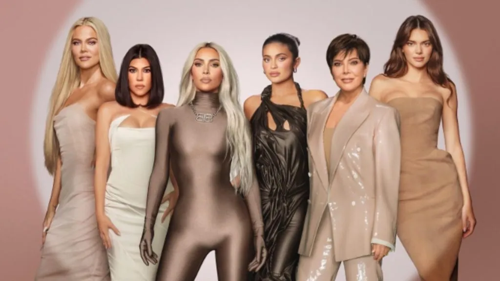 (L-R) Khloé Kardashian, Kourtney Kardashian, Kim Kardashian, Kylie Jenner, Kris Jenner, and Kendall Jenner in The Kardashians (2022)