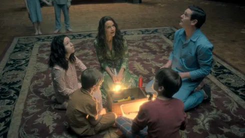 Carla Gugino, Henry Thomas, Lulu Wilson, Julian Hilliard and Paxton Singleton in The Haunting of Hill House.