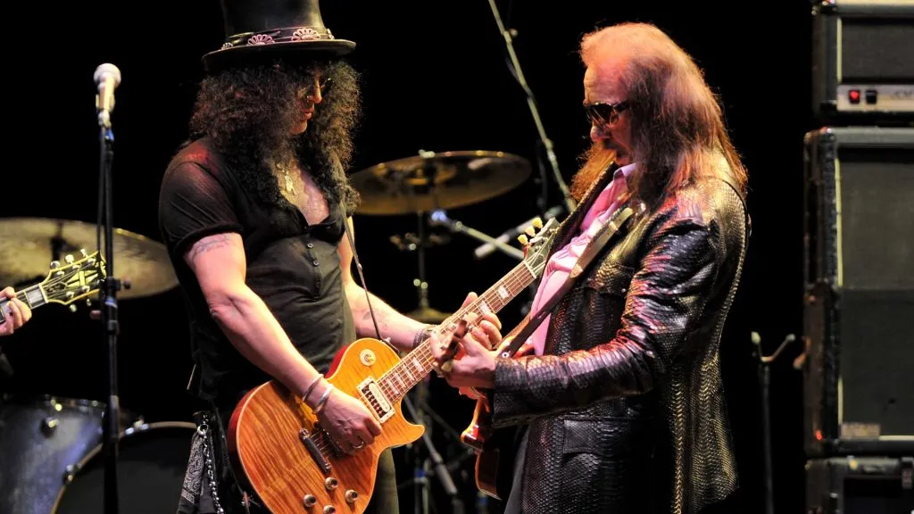 Musician Slash and musician Ace Frehley perform at the 6th Annual MusiCares MAP Fund Benefit Concert at Club Nokia on May 7, 2010 in Los Angeles, California. (Photo by Alberto E. Rodriguez/Getty Images)
