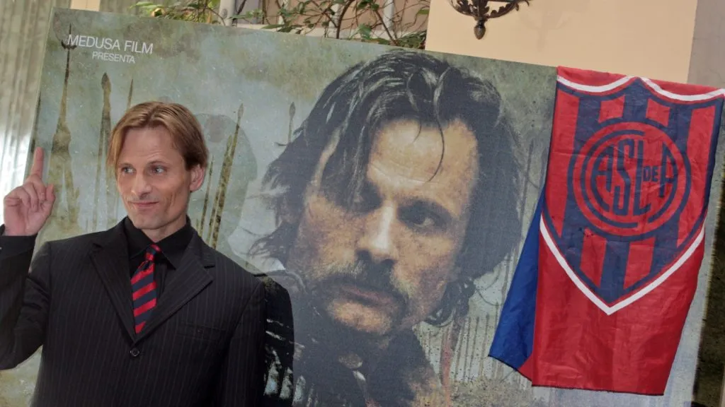 U.S. actor Viggo Mortensen attends the ‘Alatriste’ photocall at St Regis Hotel on June 18, 2007 in Rome, Italy. He shows a flag of the Argentinan soccer team San Lorenzo de Almagro, which recently won the soccer campionship. (Photo by Elisabetta Villa /Getty Images)